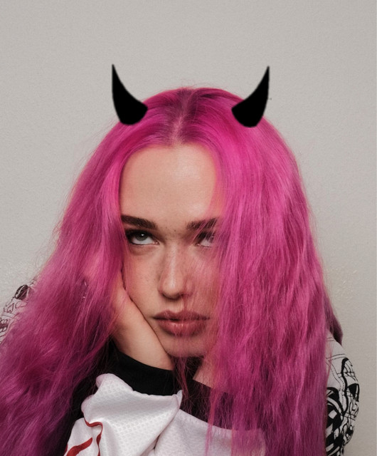 Künstlerin ARELLA mit Mikrofon auf der Bühne, Female Rap Punkrock