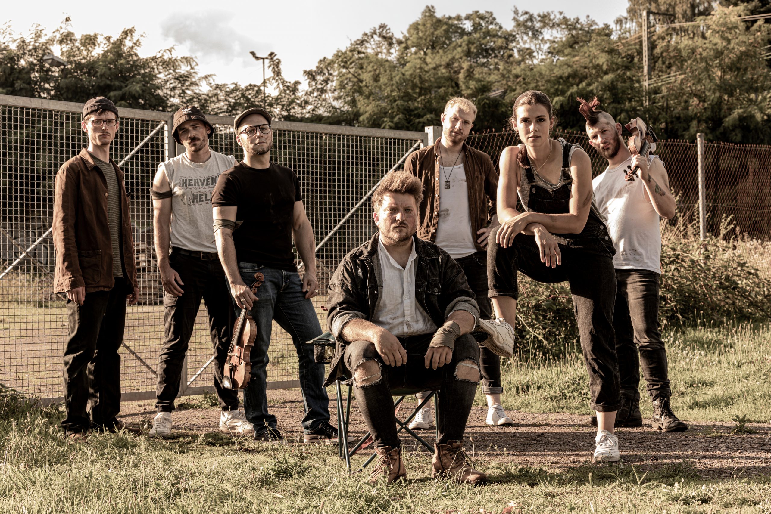 Band LUMBEMATZ mit Geigen auf der Bühne, Punkrock mit Geigen