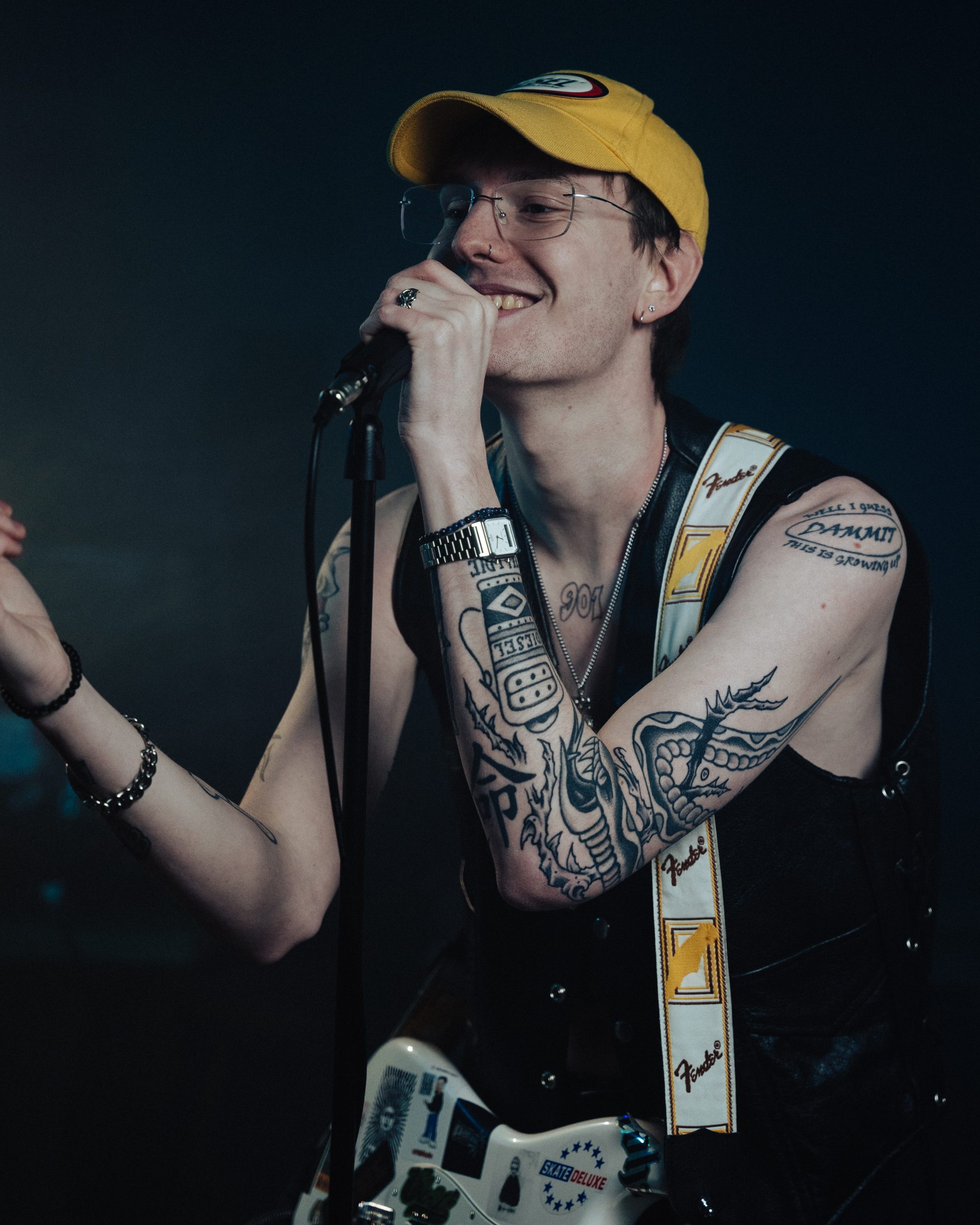 Rapper YOUNG 501 auf der Bühne, Deutschrap Pop-Punk